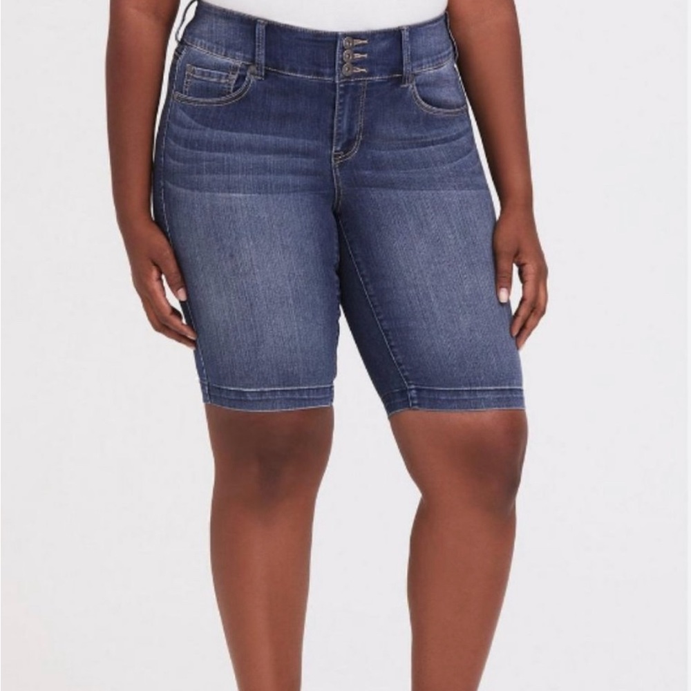 Super stretch Bermuda shorts mid rise plus size 28 NWOT
